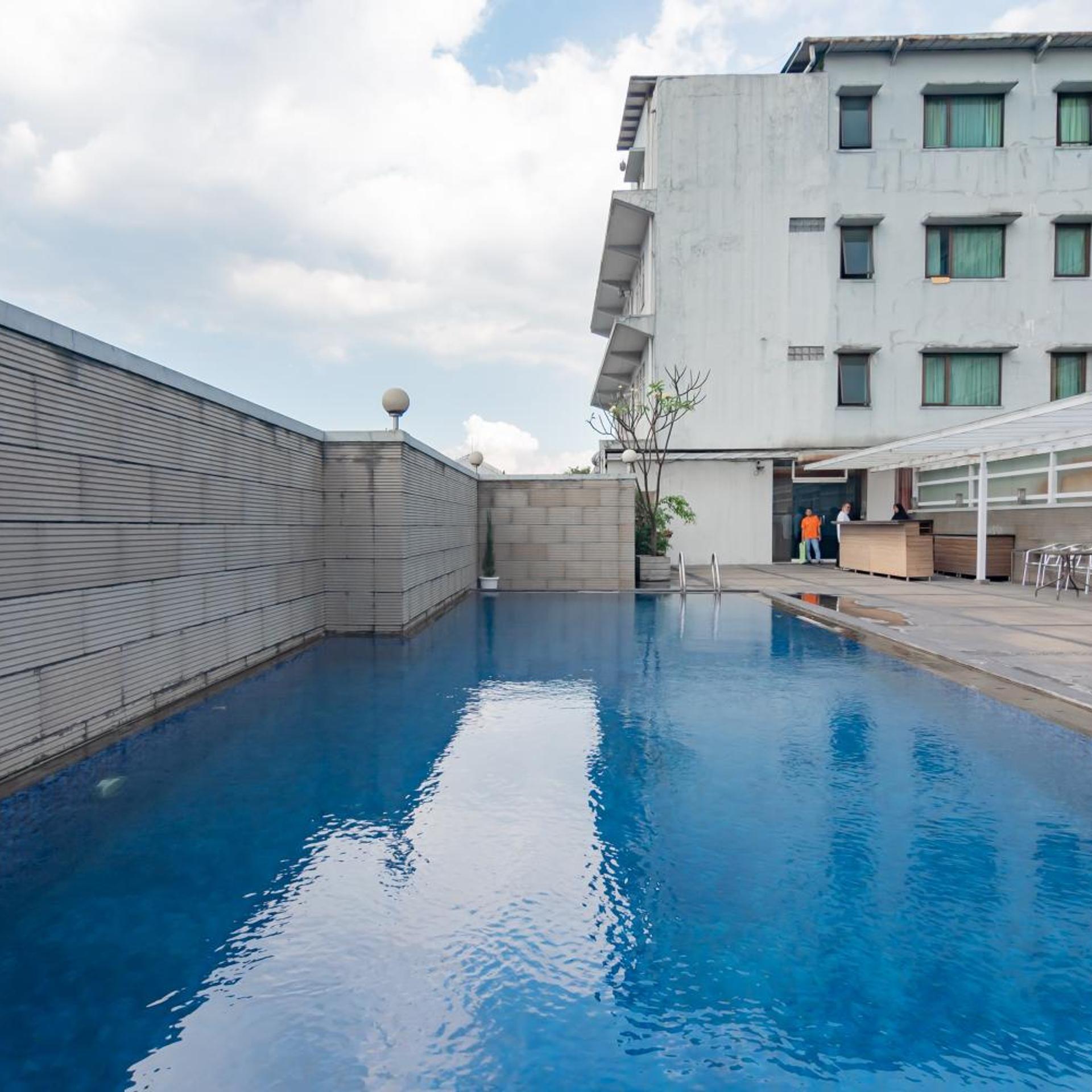 Urbanview Hotel Newton Riau Bandung 54/55