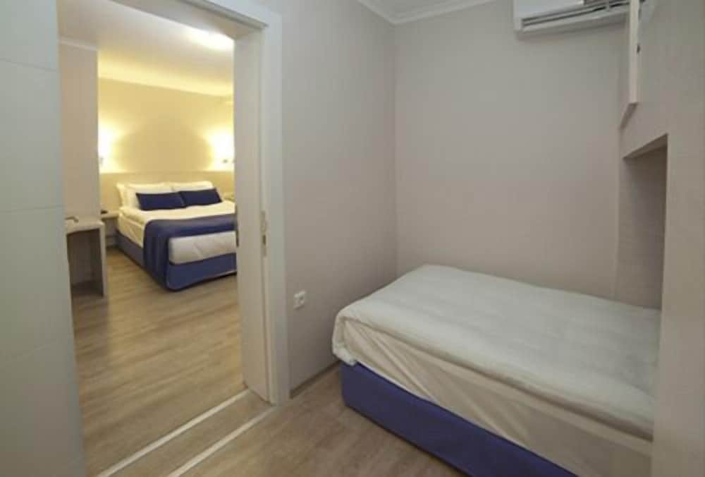 Walk In Hotel 14/44