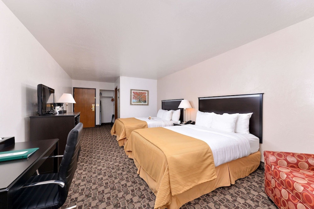 Quality Inn Vernal Near Dinosaur National Monument 11/43