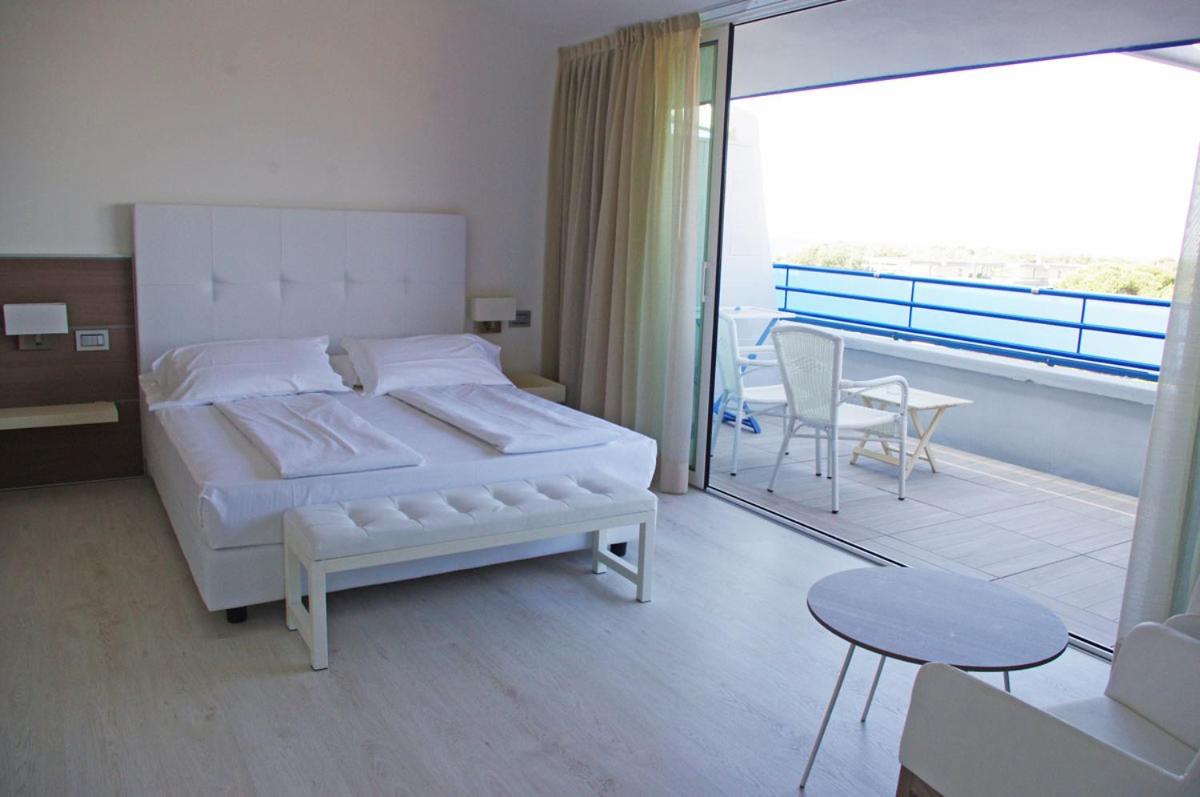 Deluxe, Double Bed, Lateral Side Sea View