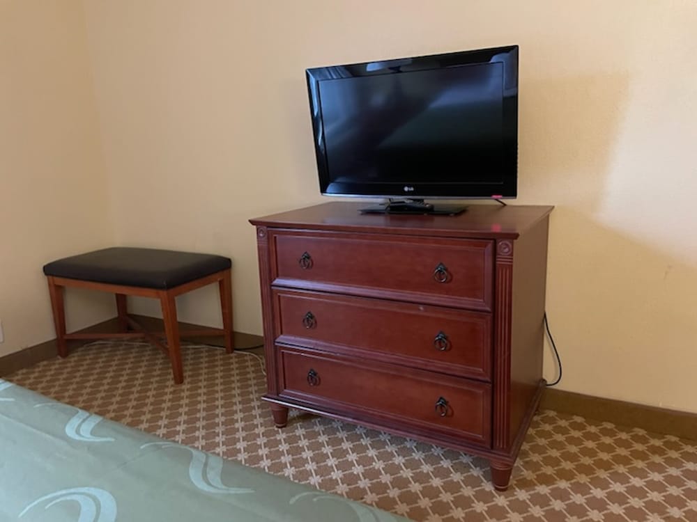Quality Inn and Suites Saginaw, MI 40/47