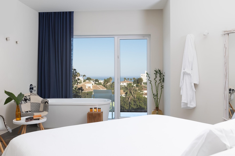 DELUXE, KING BED, SEA VIEW