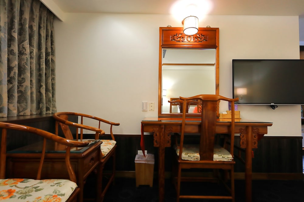 Han She Hotel 64/75