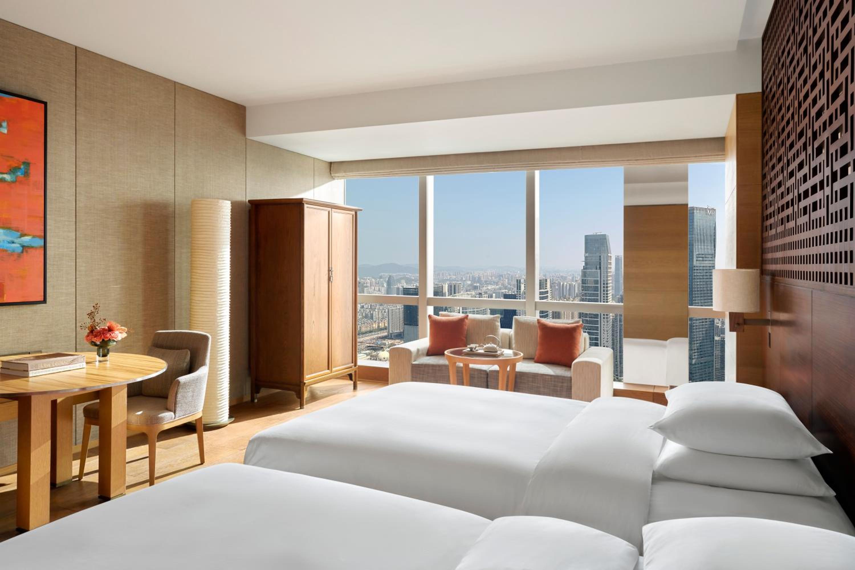 Room, Twin Beds, Skyline View 2/3
