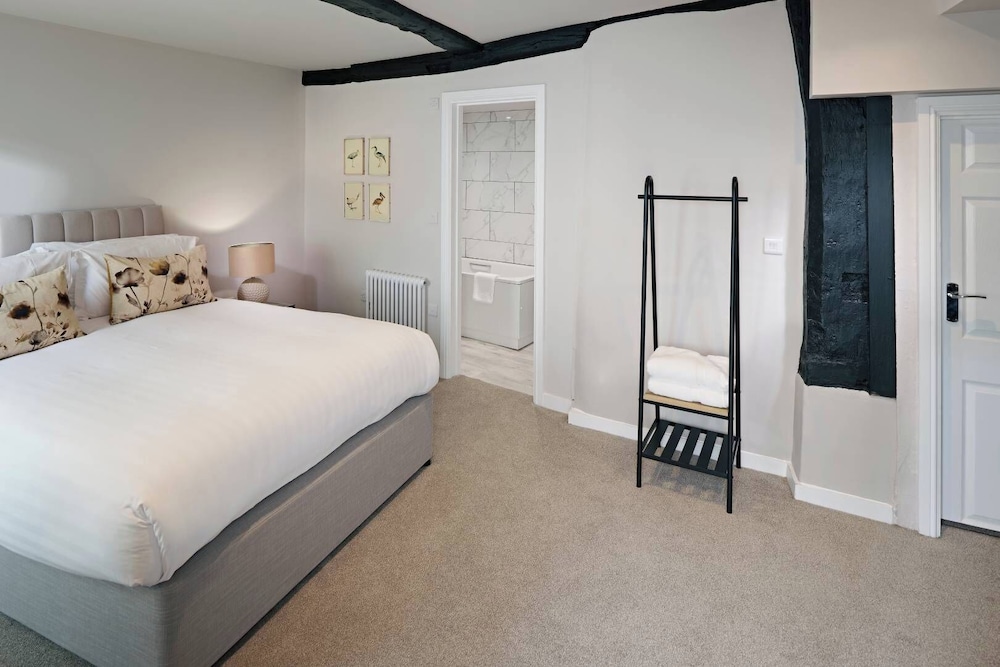 Suite, King Bed, Sofa, Courtyard Area