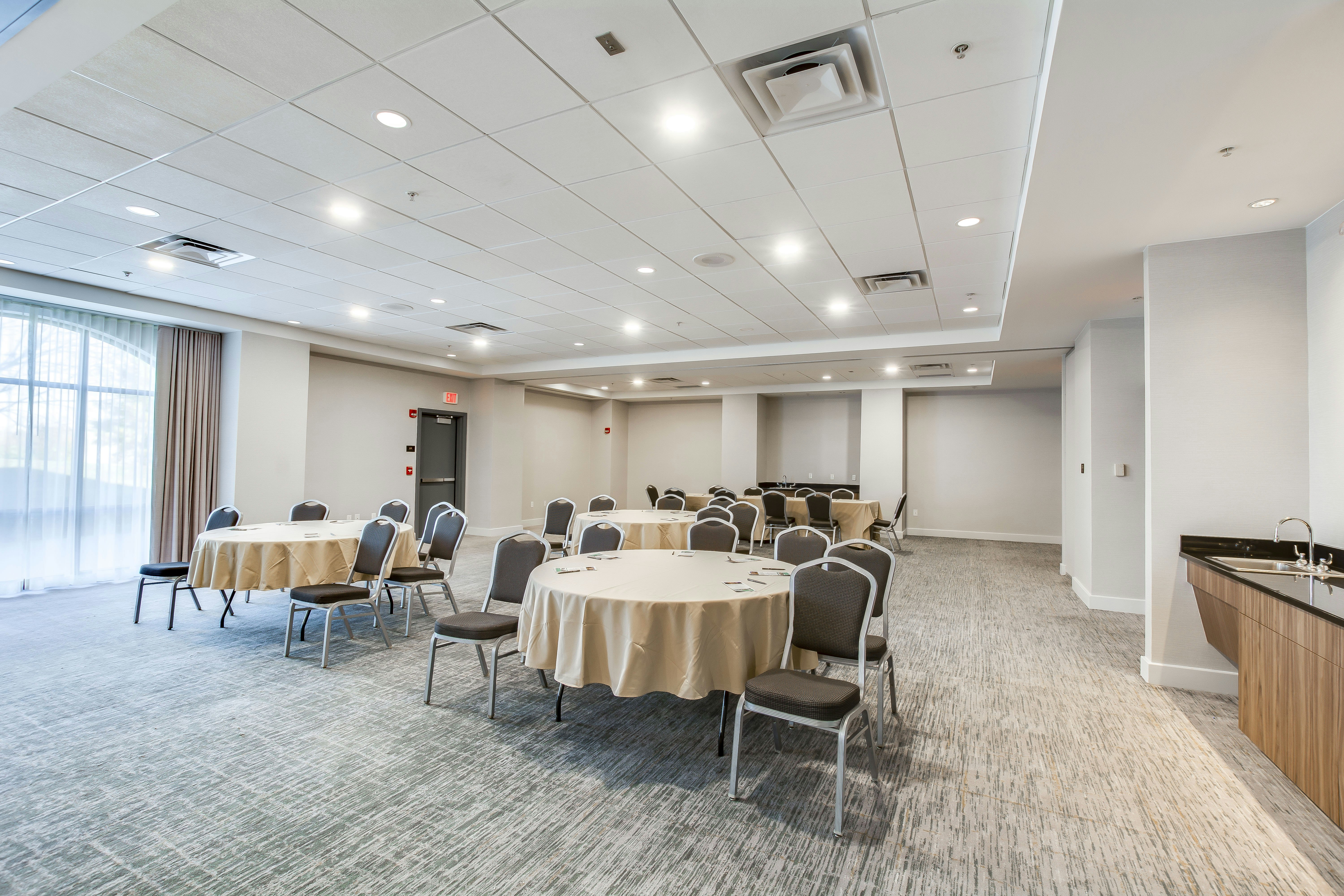 Embassy Suites Louisville East 68/73