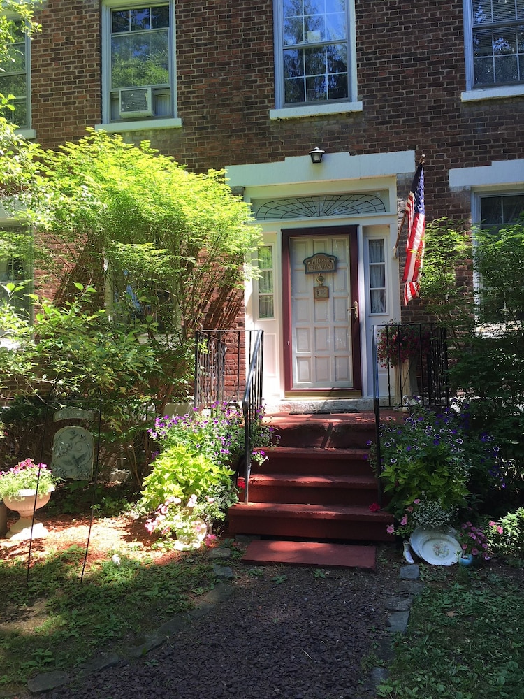 The Pratt Smith House Bed and Breakfast 1/19