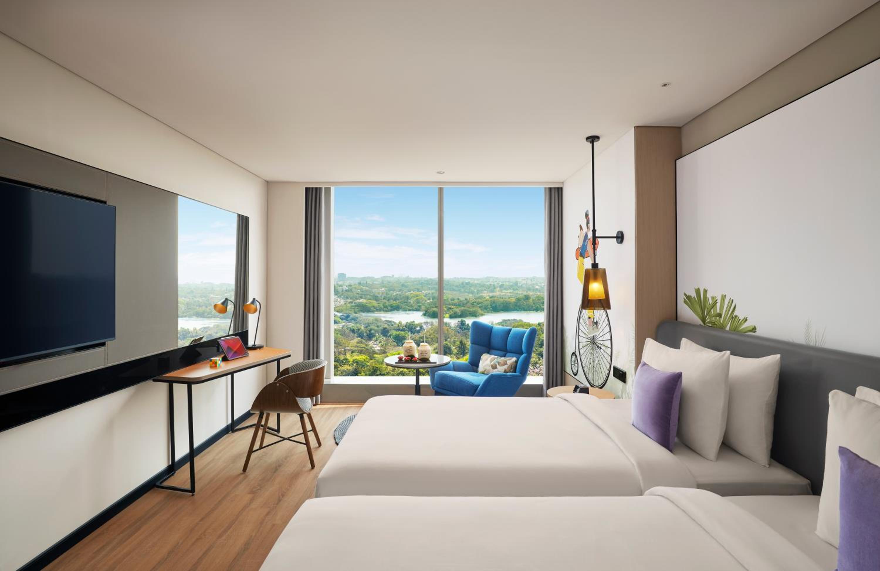 غرفة بسريرين منفصلين بإطلالة على البحيرة