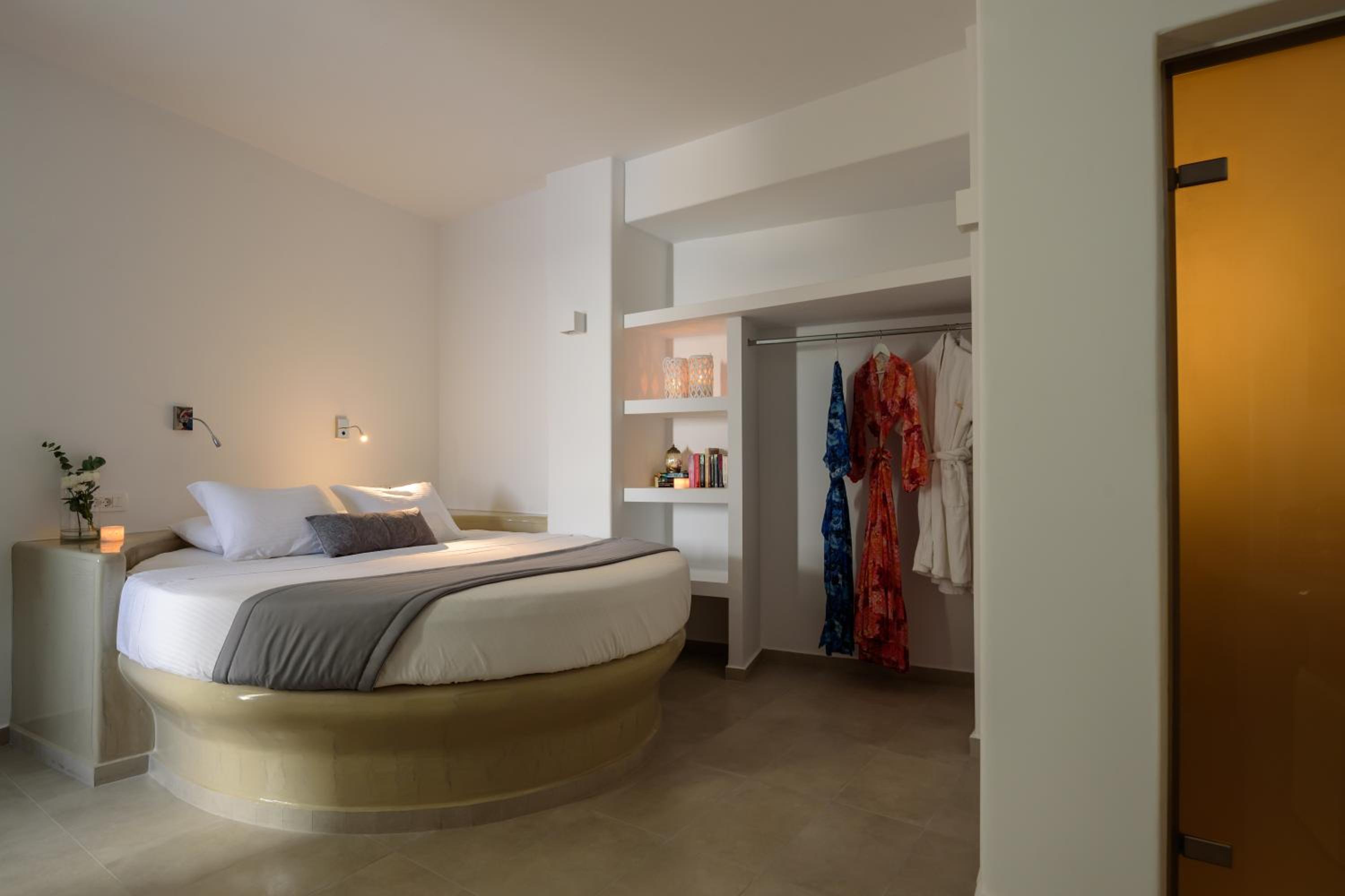 Cave, Suite, Hot Tub