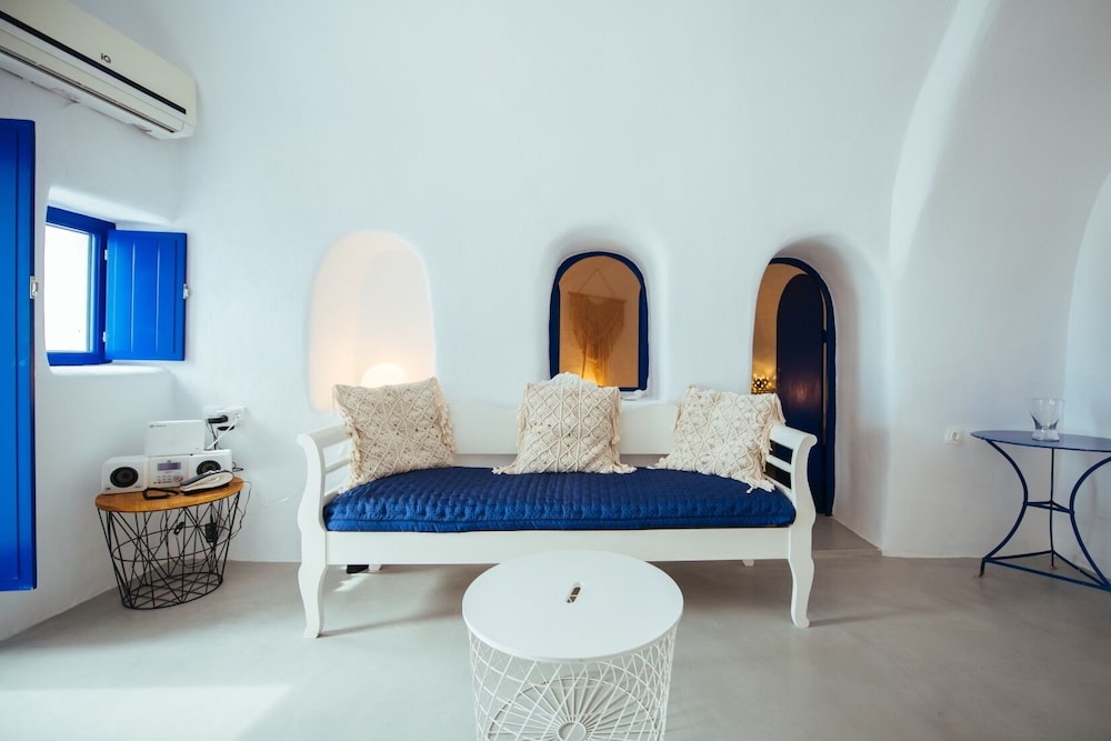 Blu Blanco Cave House 18/47