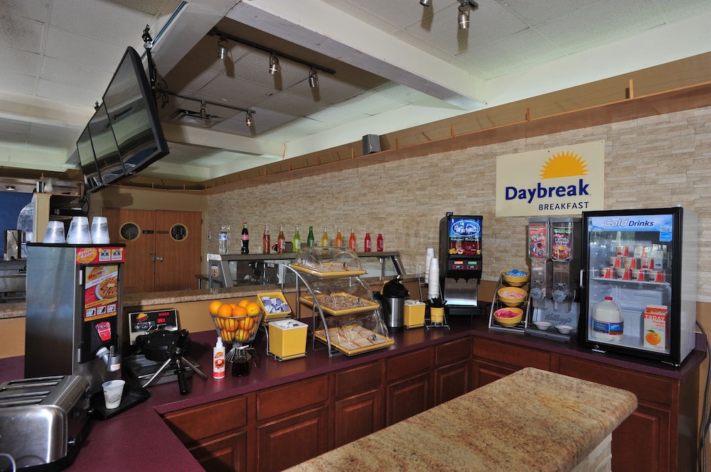 Days Inn by Wyndham Fort Myers Springs Resort 31/43