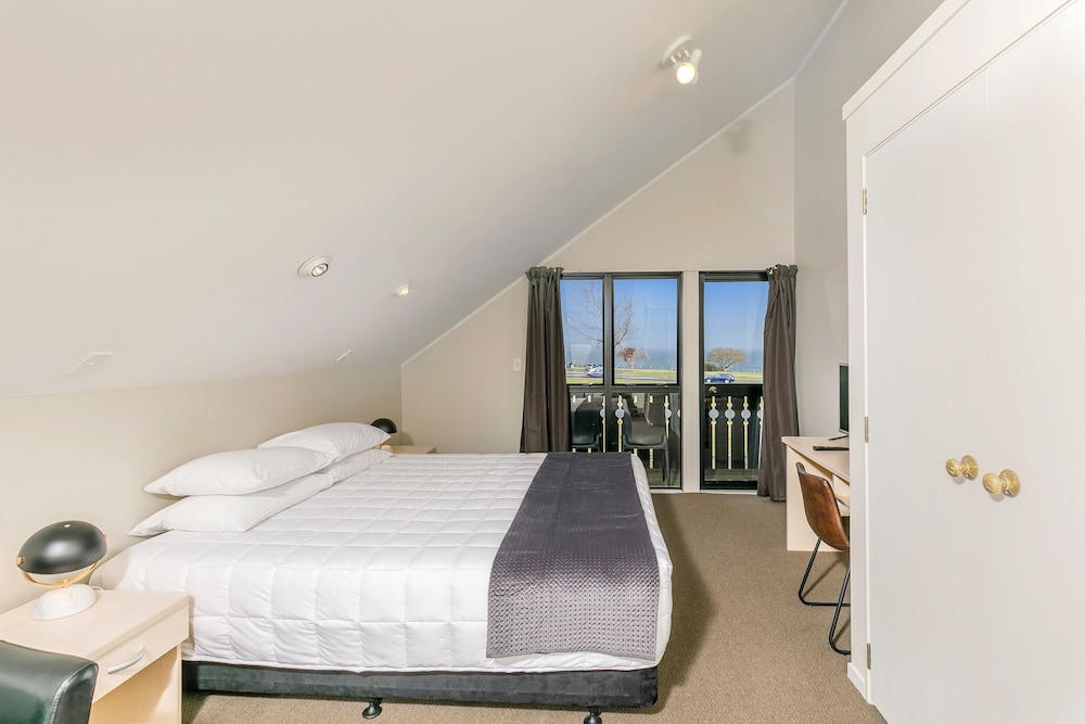 1 BEDROOM, DELUXE, APARTMENT, LAKE VIEW