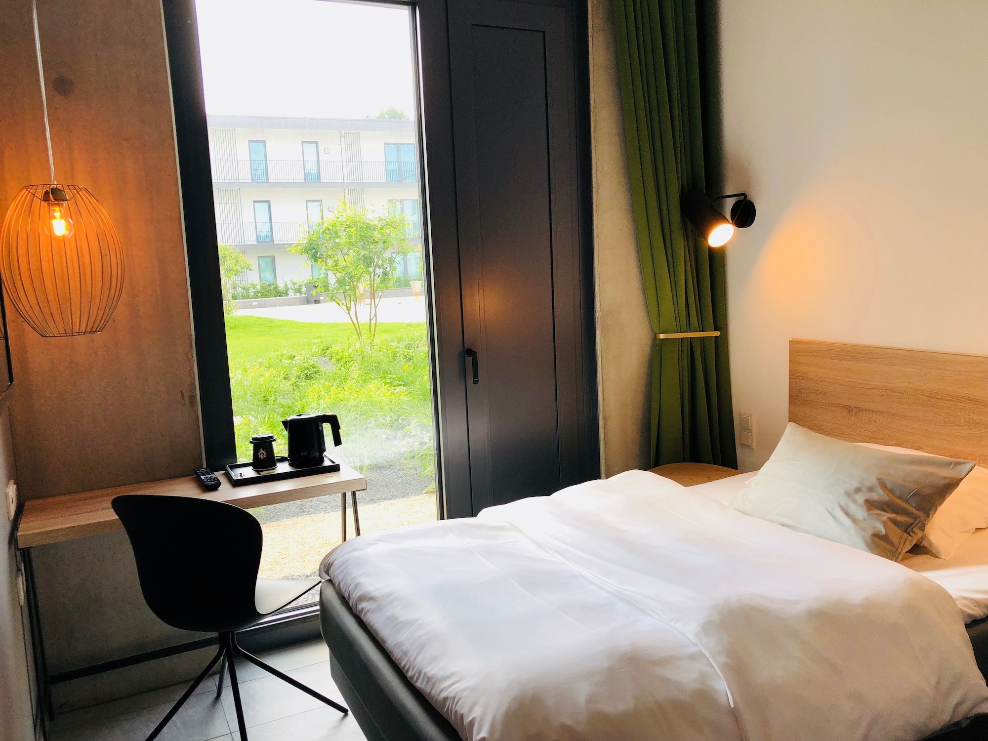 ROOM, SINGLE