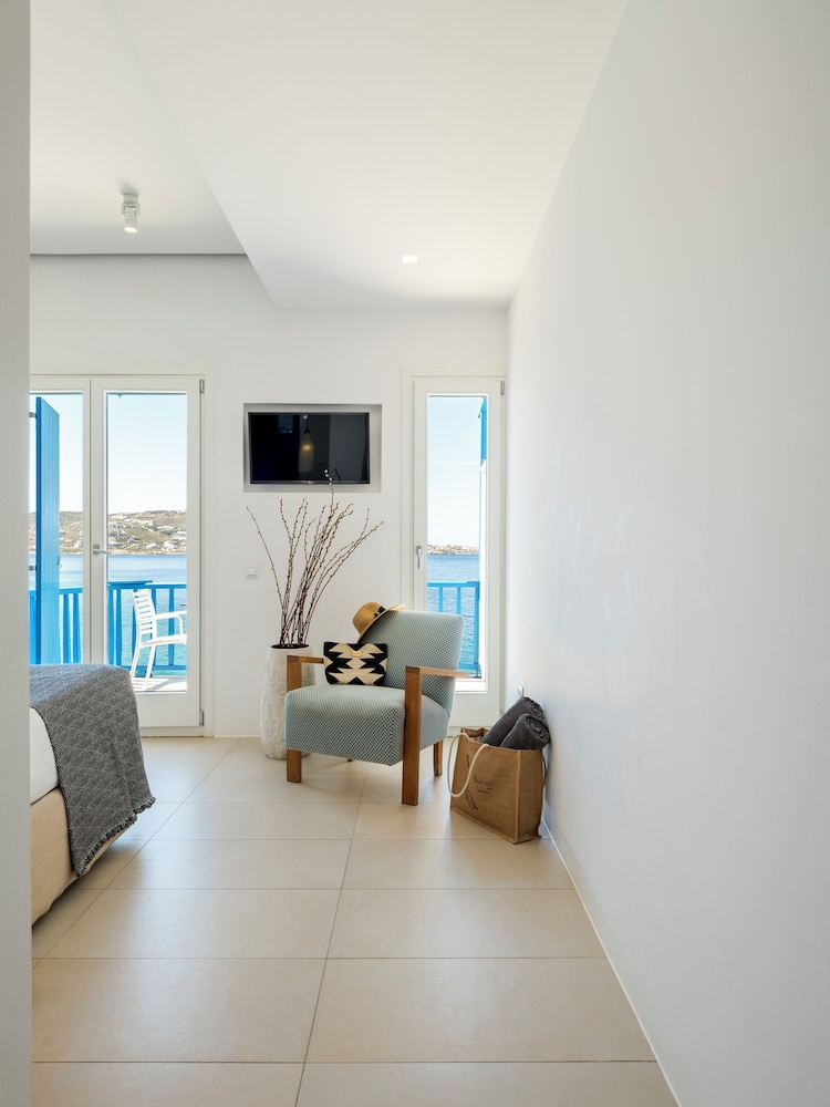 Bluetopia Suites 30/42