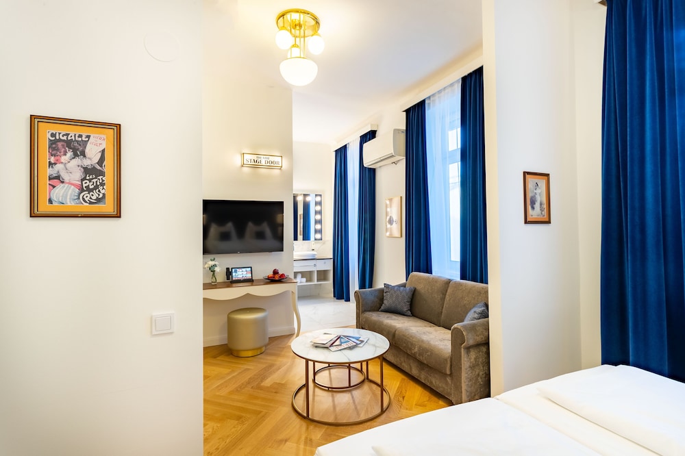 JUNIOR SUITE, SUPERIOR, QUEEN BED, SOFA