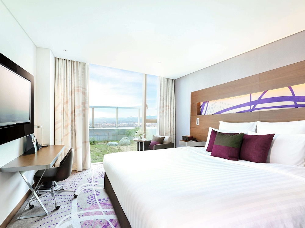 DELUXE, KING BED, GARDEN VIEW