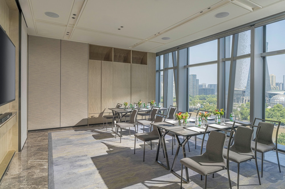 Four Seasons Hotel Hangzhou at Hangzhou Centre 43/55