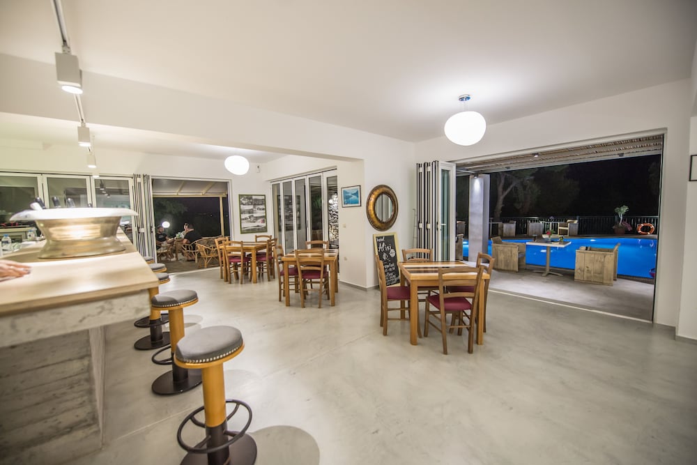 ALIKI HOTEL 62/76