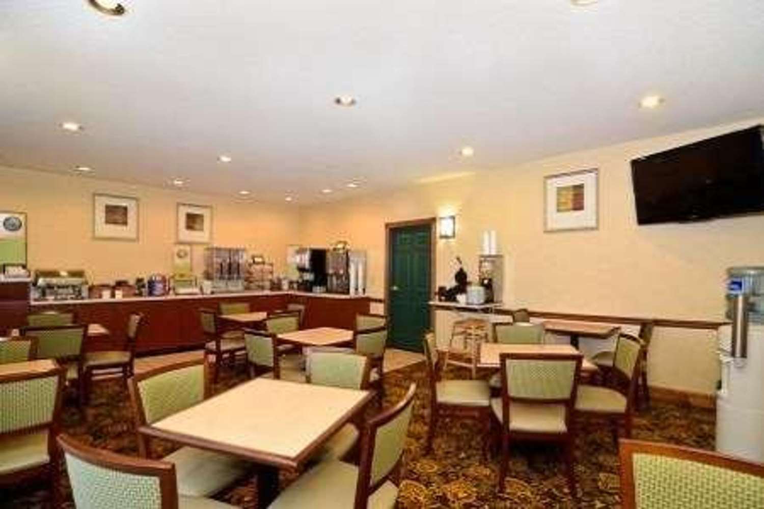 Country Inn and Suites by Radisson Stevens Point WI 16/21