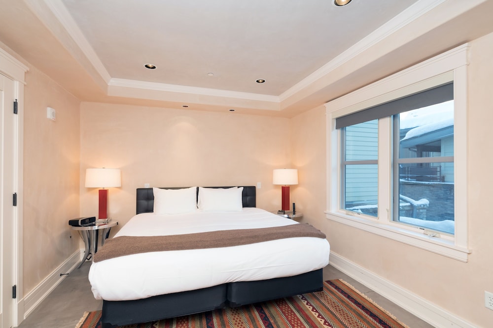 The Auberge Residences at Element 52 21/82