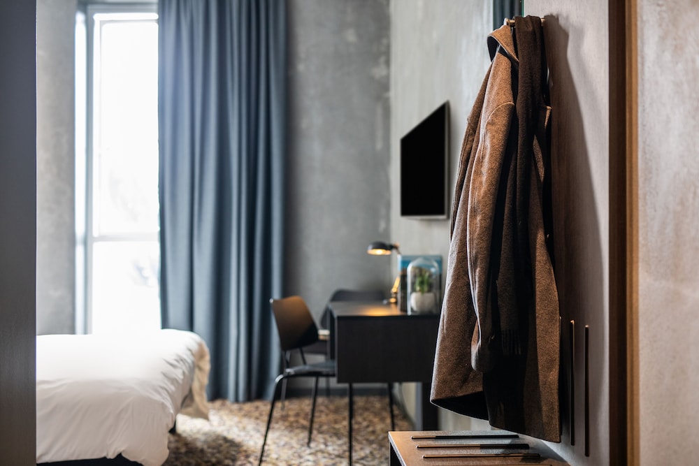 Peak 12 Hotel 24/63