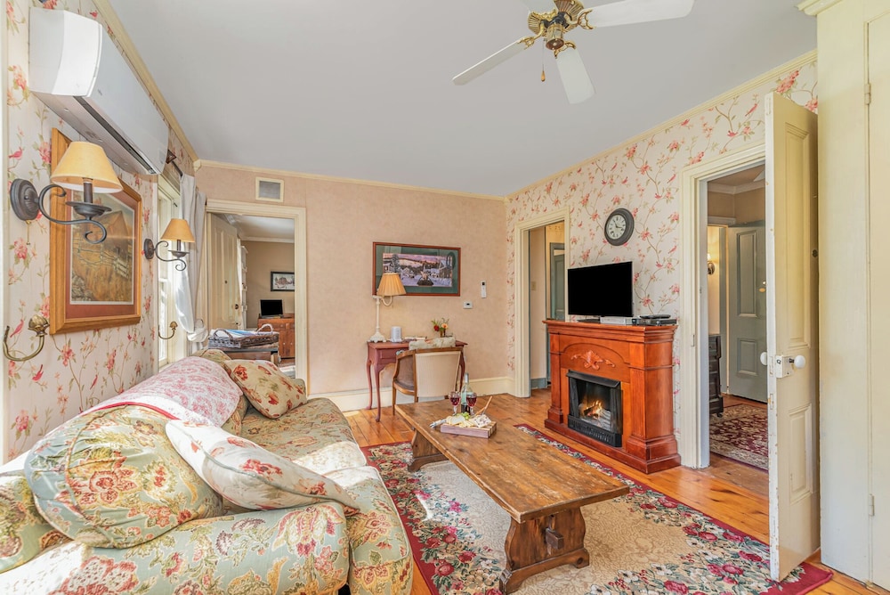 Fallen Tree Farm Bed & Breakfast 24/50