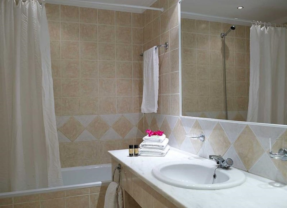 TWIN ROOM SUPERIOR SHARING POOL