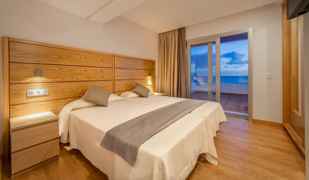 2 Bedrooms, Family Suite, Double and Twin Beds, Beach Front, Sea View