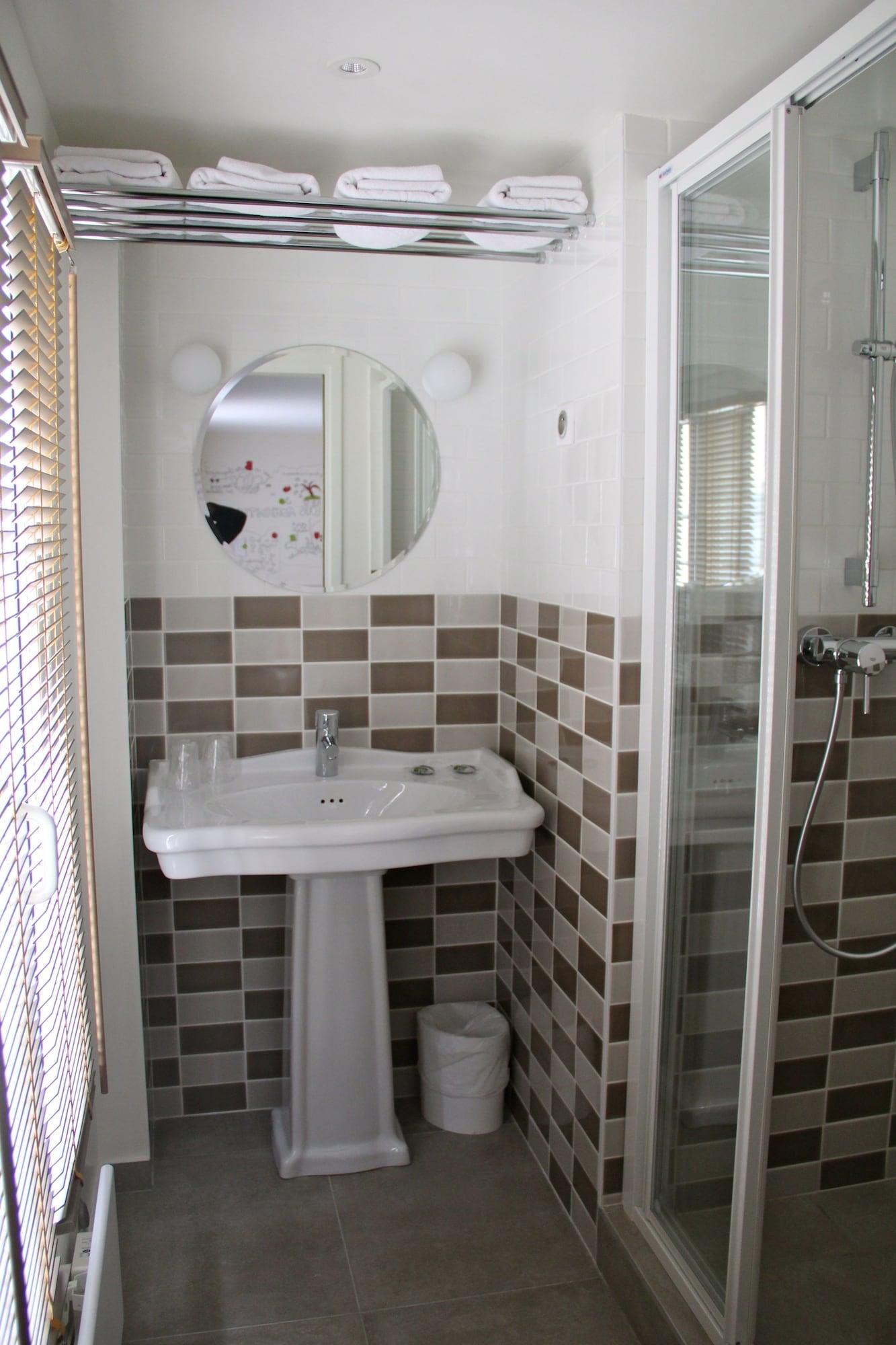 Room, Sacre Coeur View، Hotel Des 3 Poussins 4/4