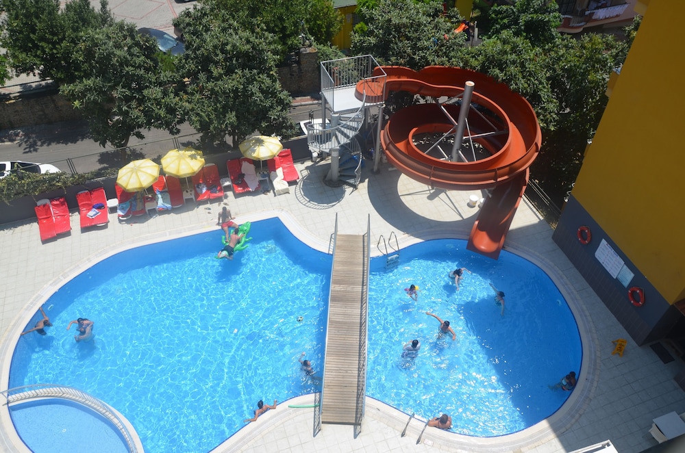 Rose Garden Aparthotel 65/71