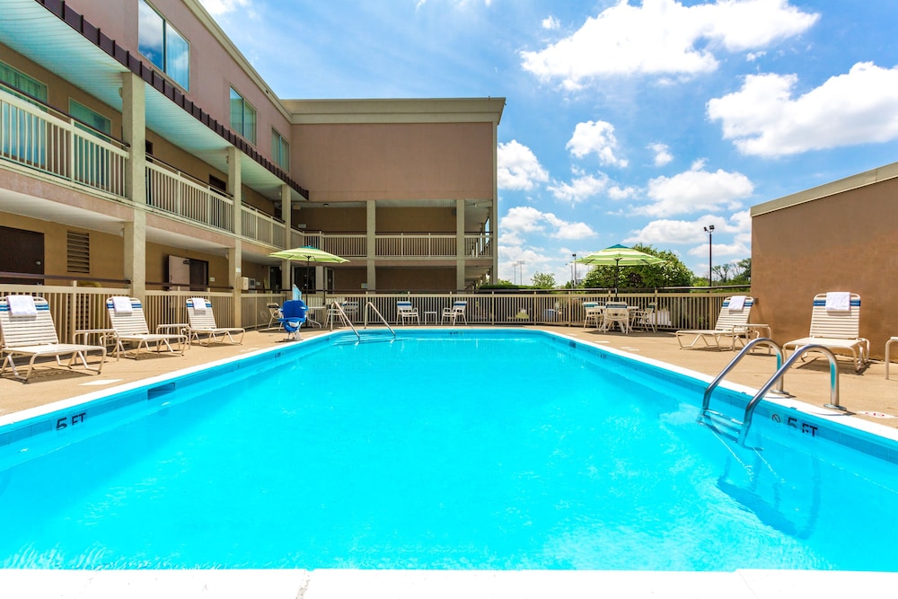 Days Inn by Wyndham Florence Cincinnati Area 3/17