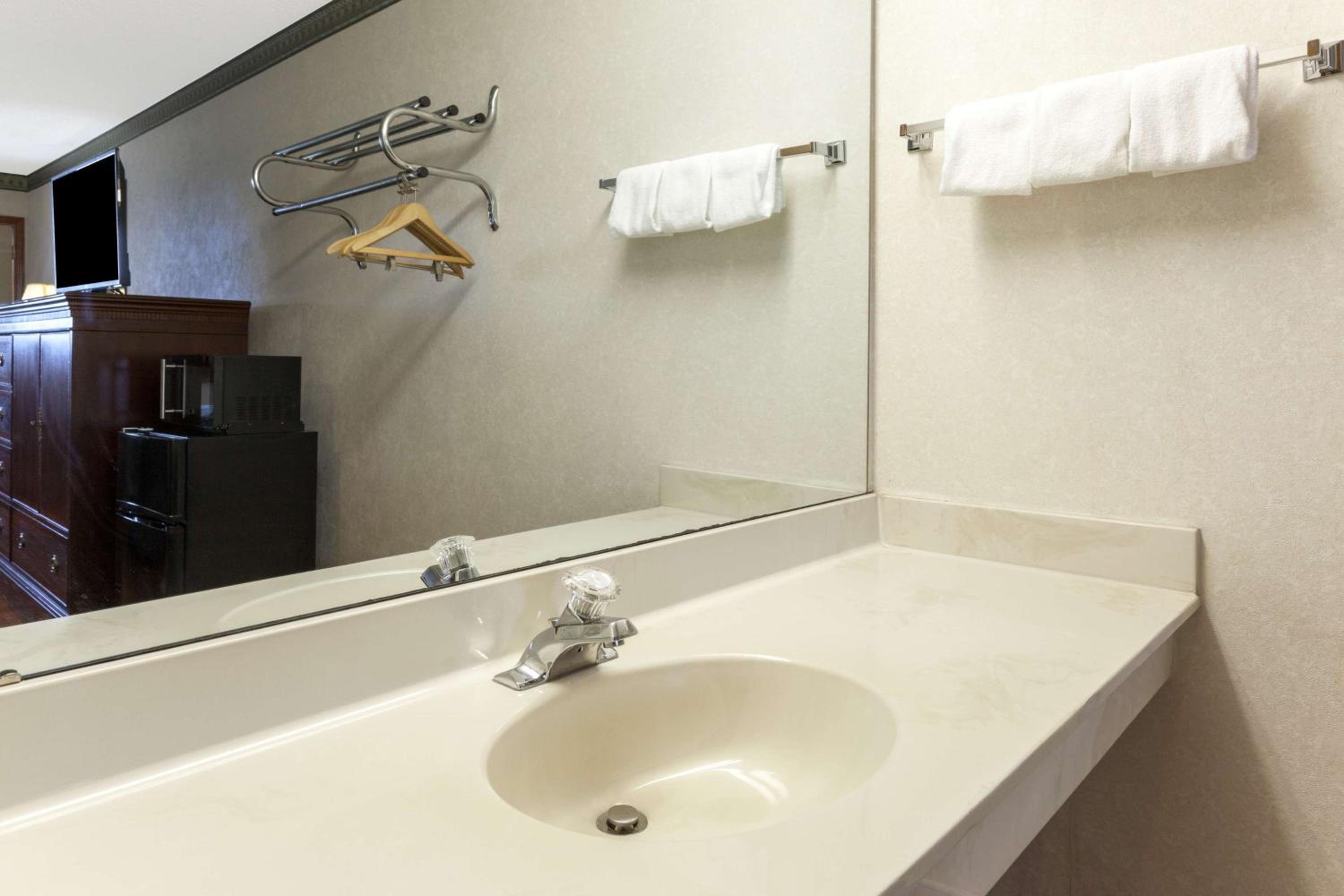 جناح استوديو بسريرين مزدوجين مع أريكة، Days Inn By Wyndham Maumee/Toledo 6/7