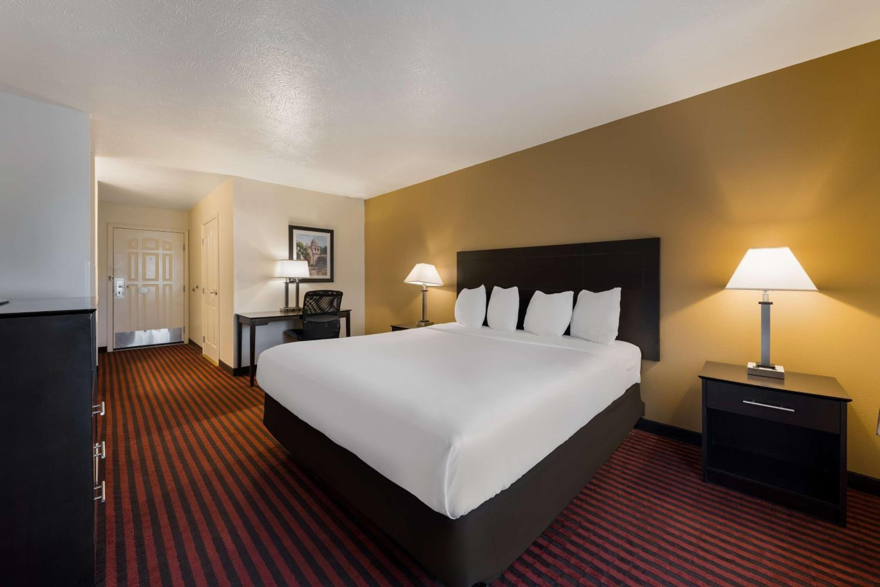 غرفة بسرير كينج لذوي الإعاقة، Best Western Salinas Valley Inn & Suites 5/8