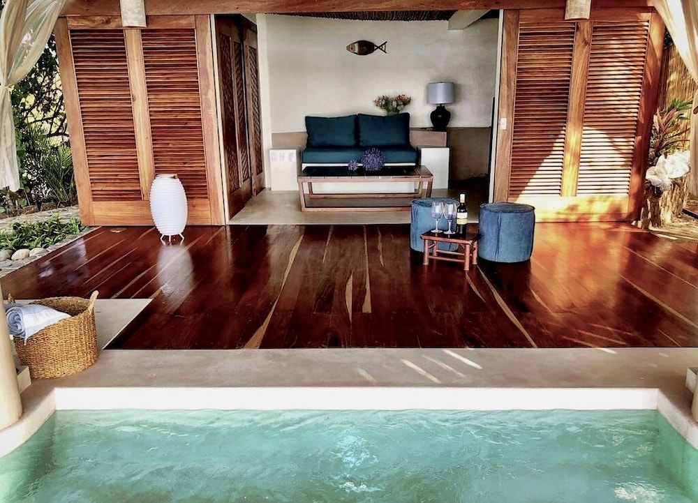 Zoa Hotel 11/67