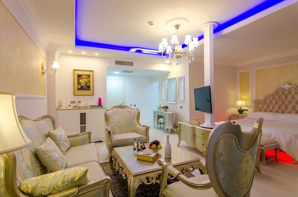 Phoenicia Royal 28/50
