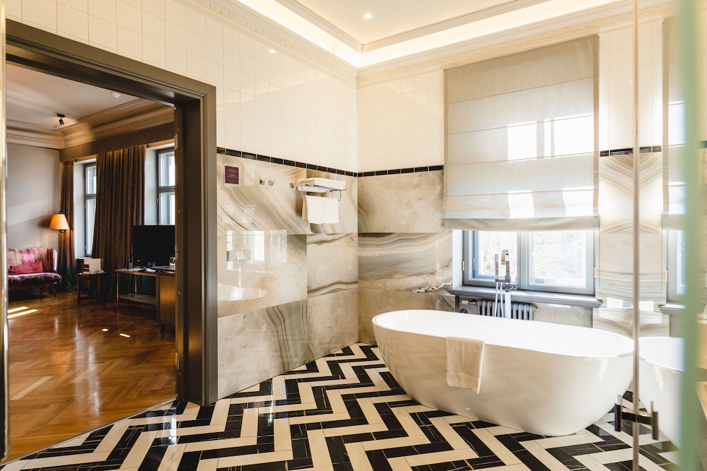 PREMIUM, KING BED, PARK VIEW
