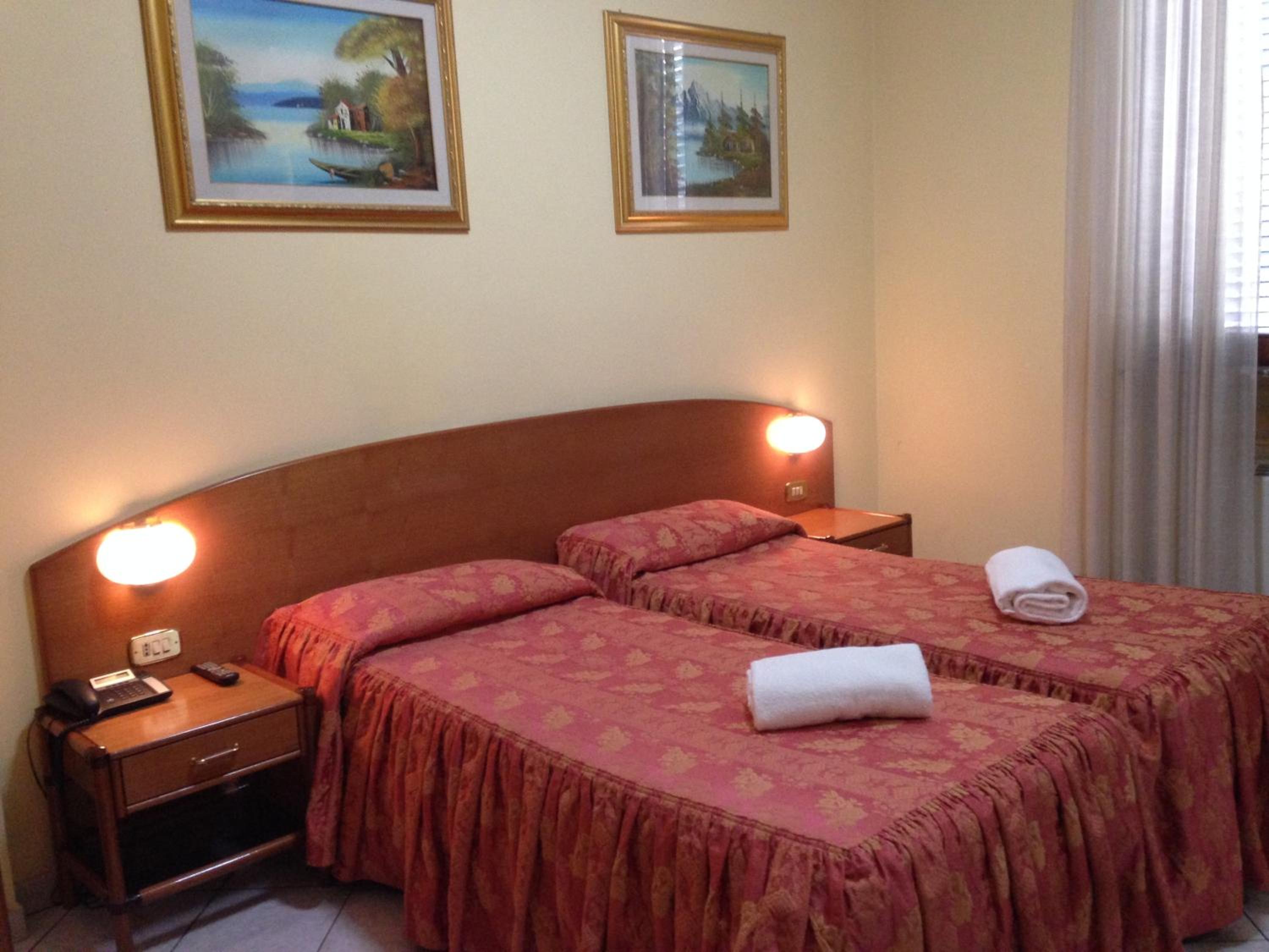 غرفة ثلاثية بسرير كوين وسرير فردي، Hotel La Caravella 5/8