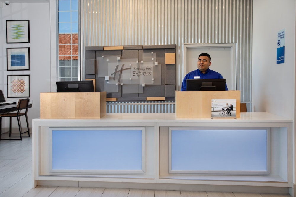 Holiday Inn Express Monterey Cannery Row 10/66