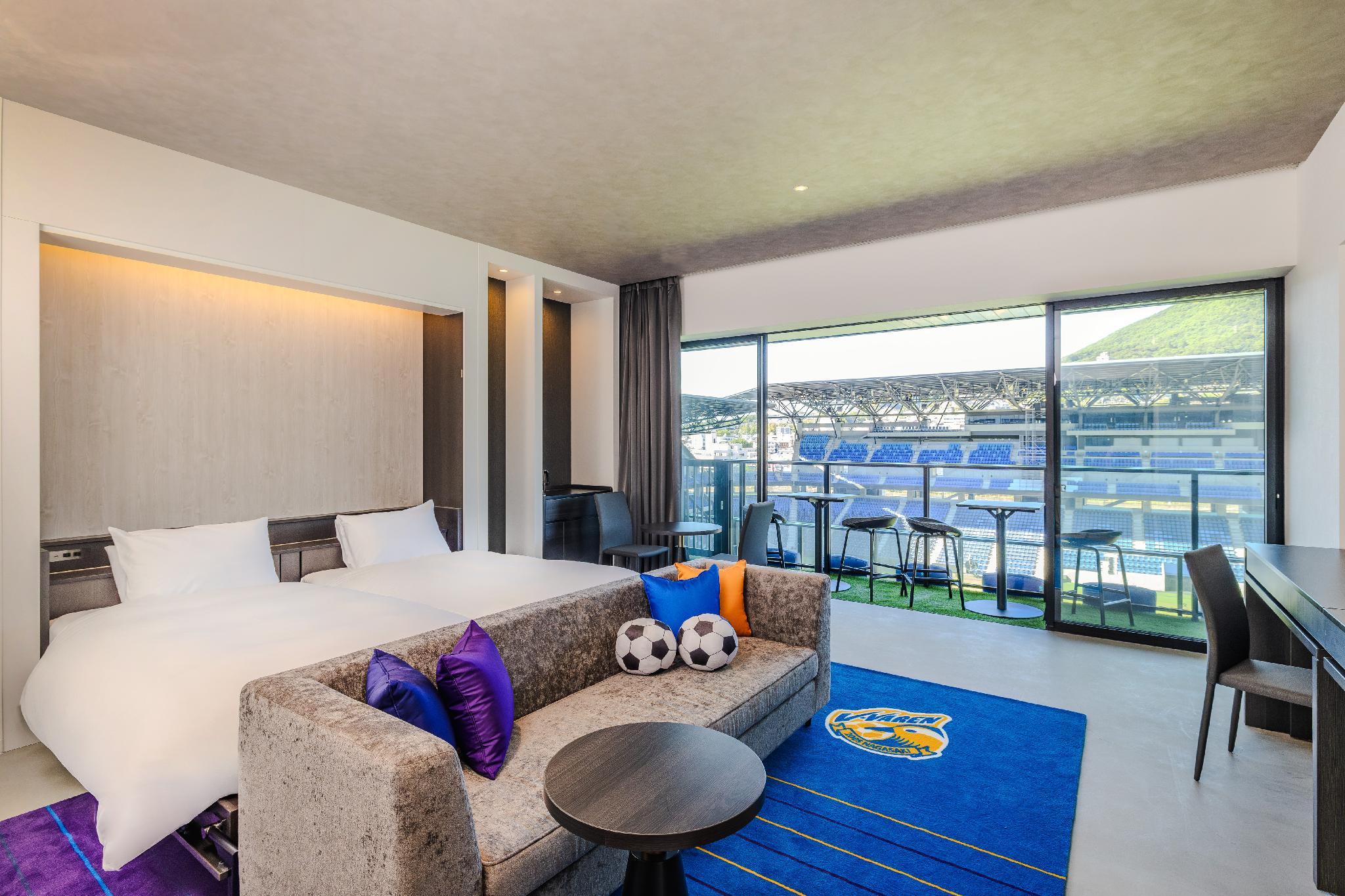Deluxe, Twin Beds, Stadium View
