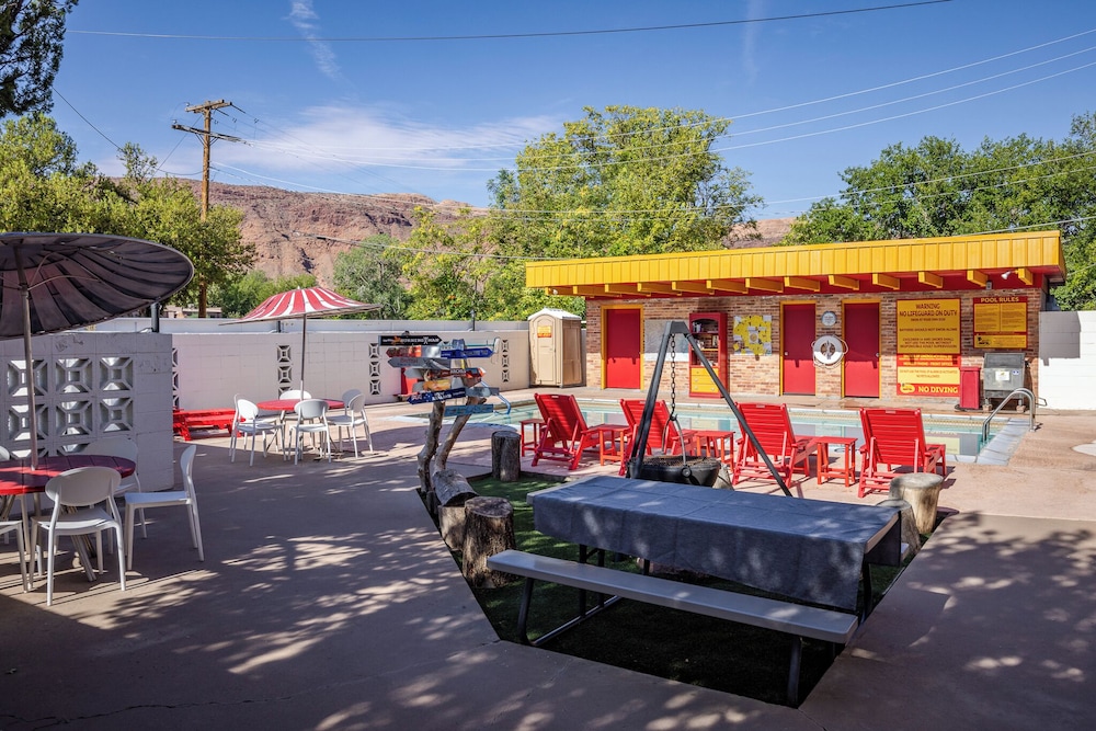 Apache Motel 37/48
