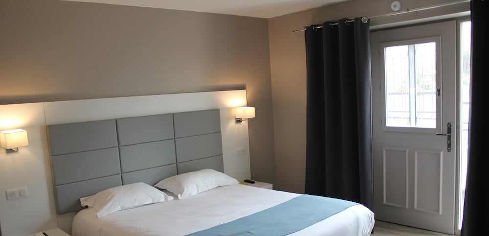 ROOM, DOUBLE BED, TRAIN SIDE, ACCESSIBLE