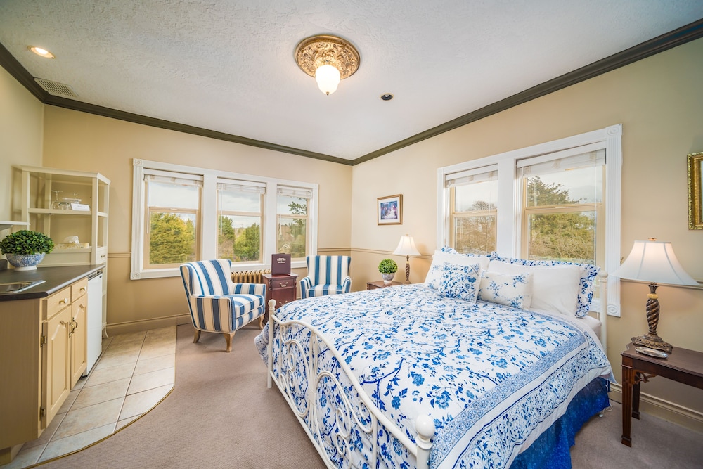 Tudor, Standard, Queen Bed, Partial View