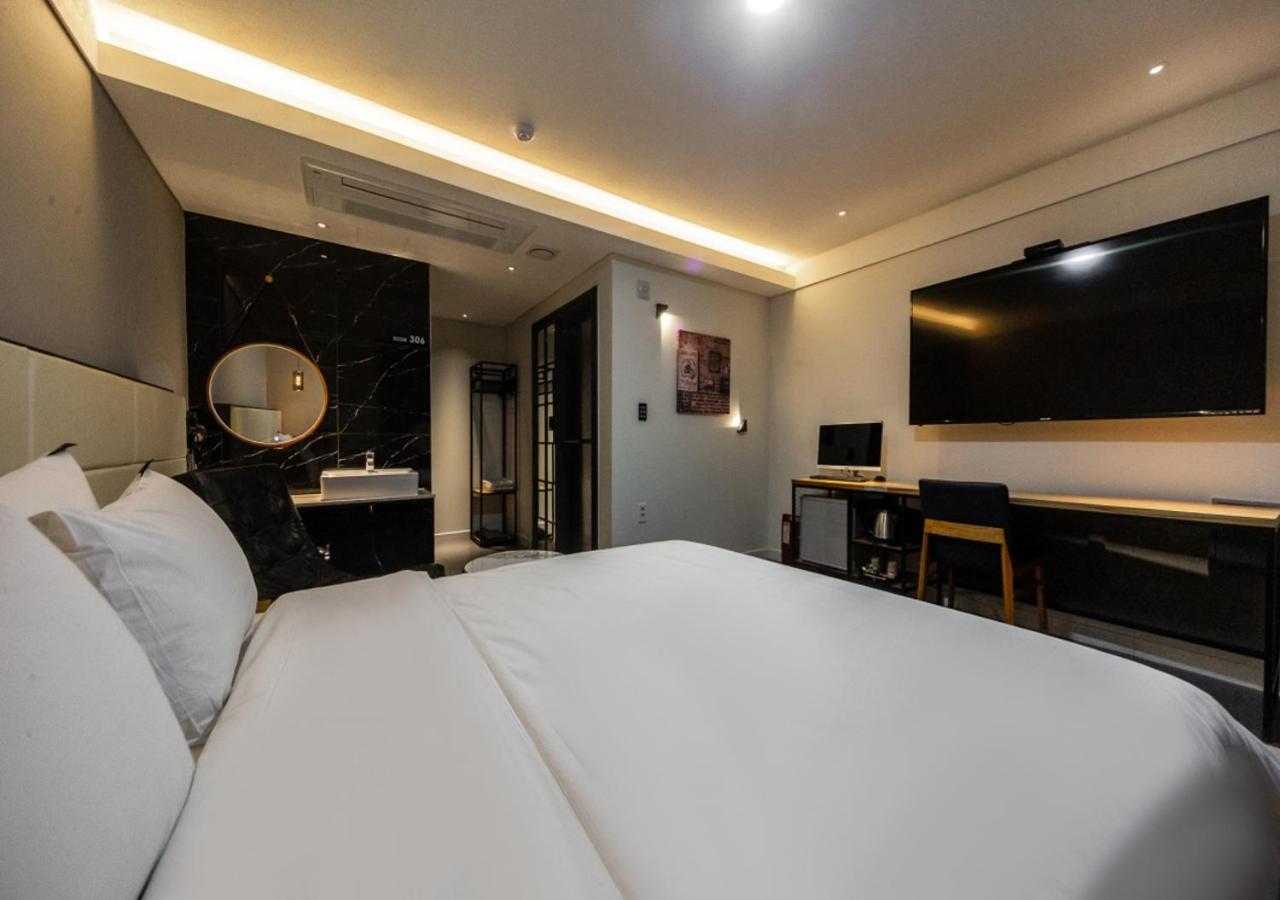 Room, Double Bed, Hot Tub
