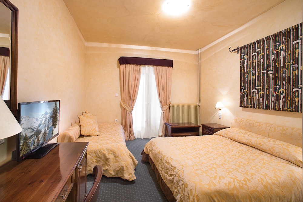 Country Club Hotel & Suites 10/75