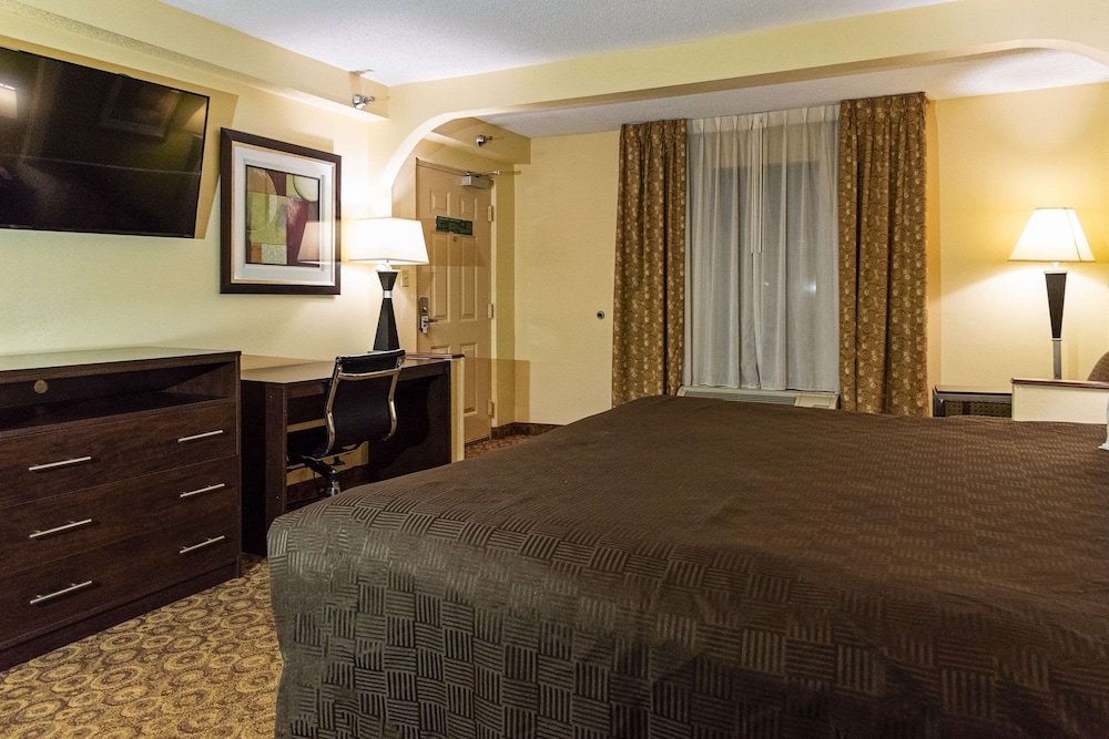 Rodeway Inn & Suites Clarksville near Governors Square Mall 9/22