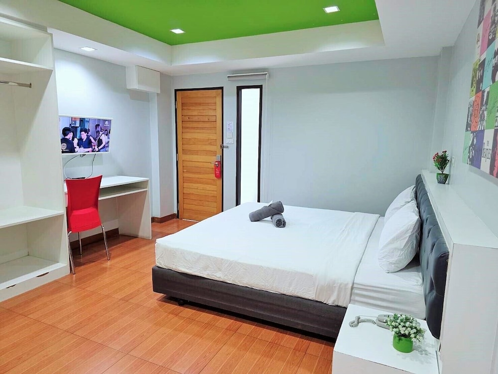 ROOM, DOUBLE BED, TOWER TWO