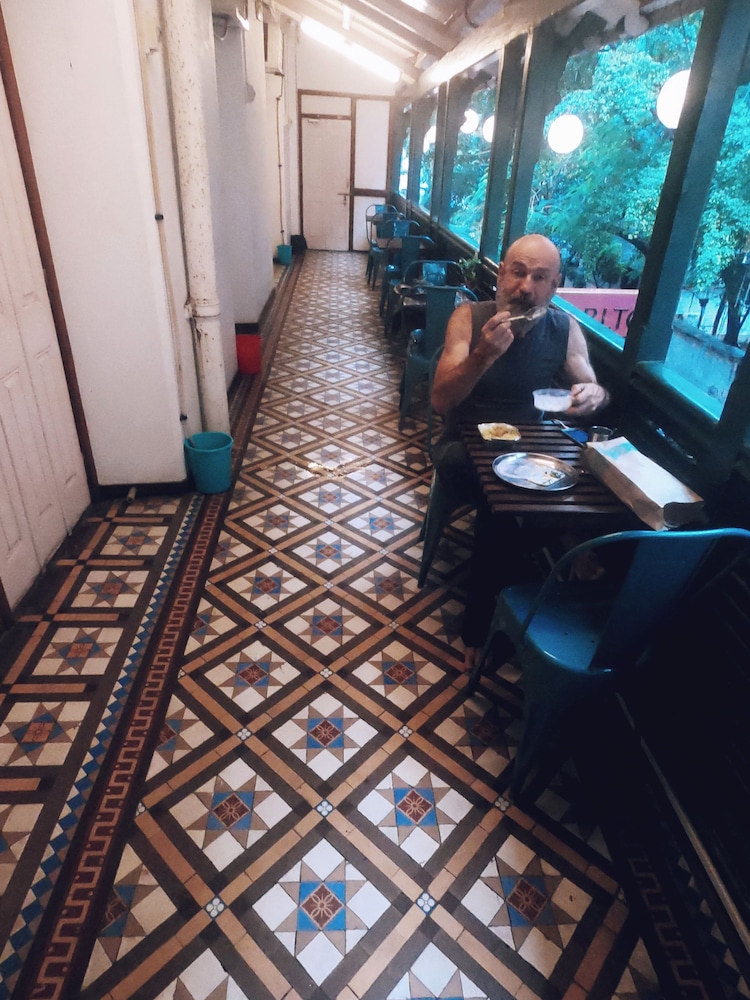 Carlton Hotel 37/44