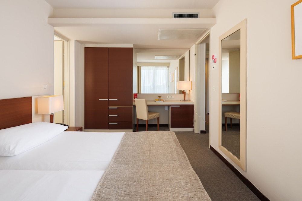 Suite, Twin Beds, Sea Side, Sofa, Balcony