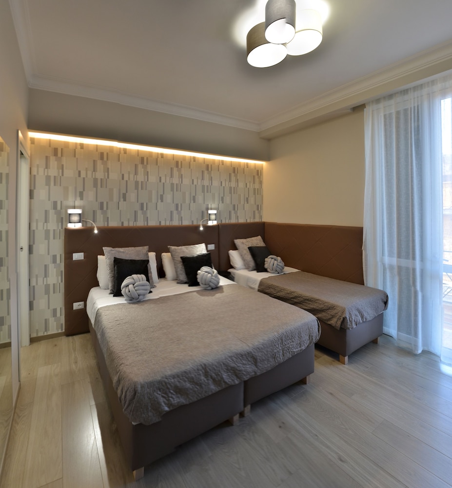 ROOM, TRIPLE
