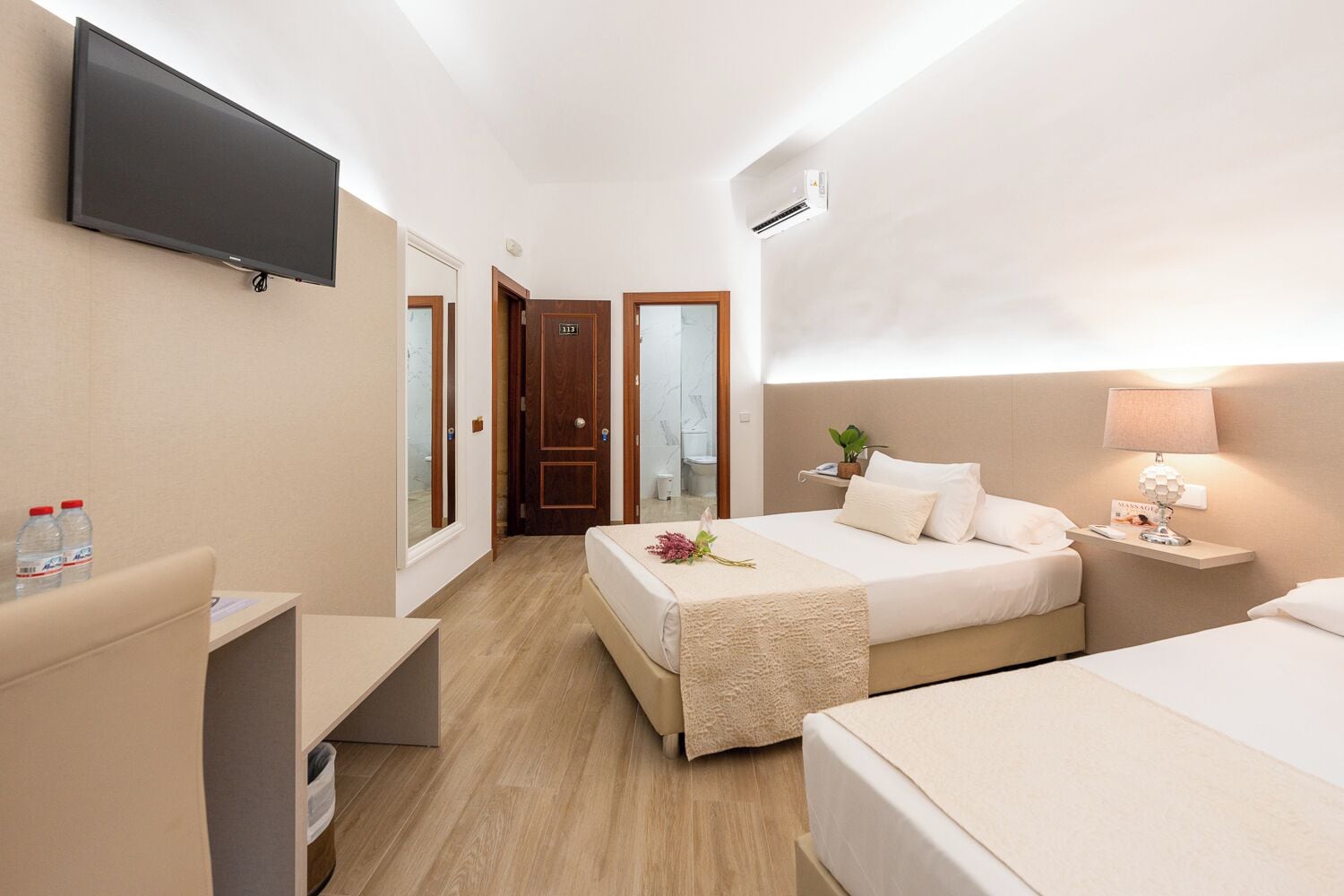 ROOM, TWIN BEDS